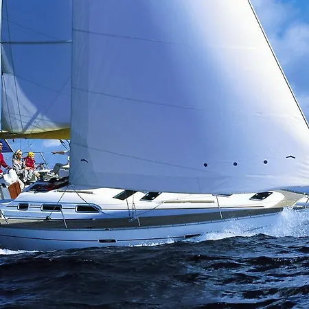 船上ホテル Boat In *